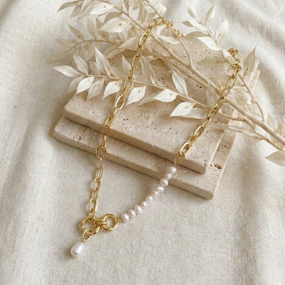 18K Gold Paperclip Chain Freshwater Pearl Asymmetrical Necklace Modern Old Money - Picture 4 of 10